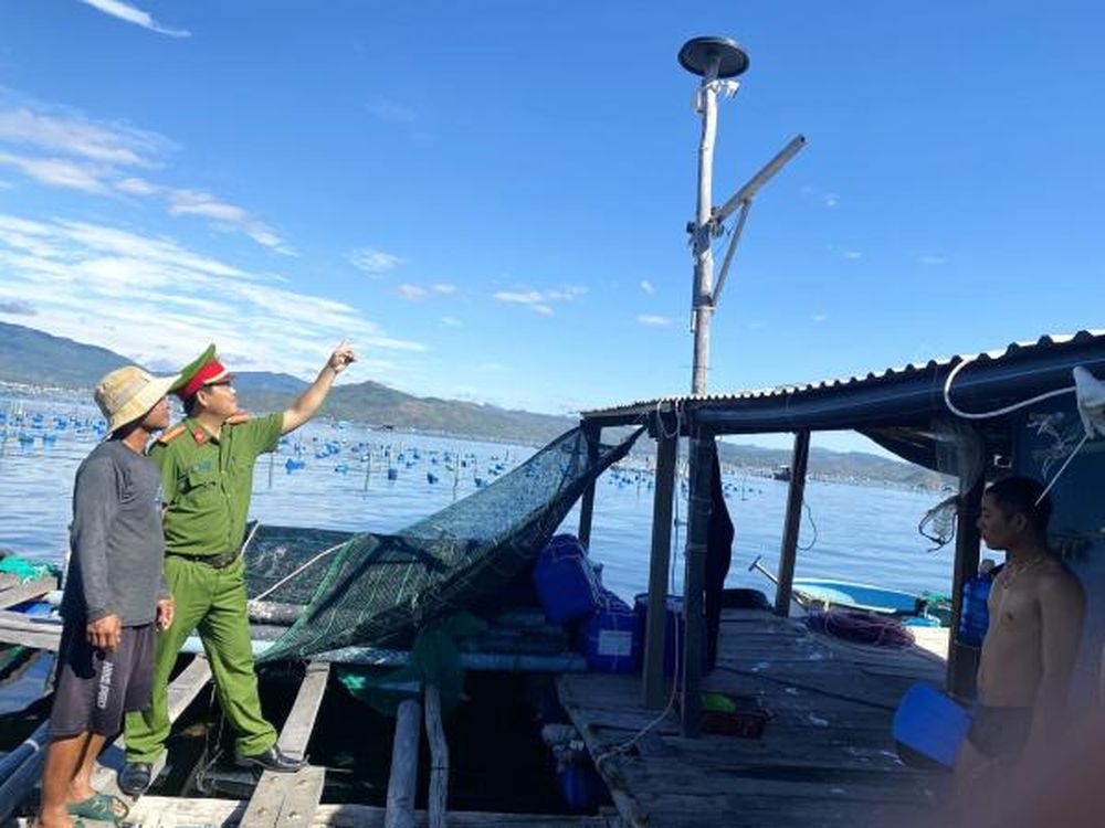 'Sau hơn một năm triển khai xây dựng và nhân rộng mô hình 'Vận động nhân dân lắp đặt camera an ninh bảo vệ tài sản nuôi trồng thủy sản trên vịnh Xuân Đài' ở thị xã Sông Cầu (Phú Yên), công tác giám sát ANTT tại thủ phủ tôm hùm không chỉ siết chặt từ sớm, từ xa, mà còn góp phần nâng cao hiệu quả đấu tranh phòng, chống tội phạm' – ông Phan Trần Vạn Huy, Chủ tịch UBND thị xã Sông Cầu chia sẻ với PV Báo CAND khi nói về những mô hình ANTT ở địa phương này.