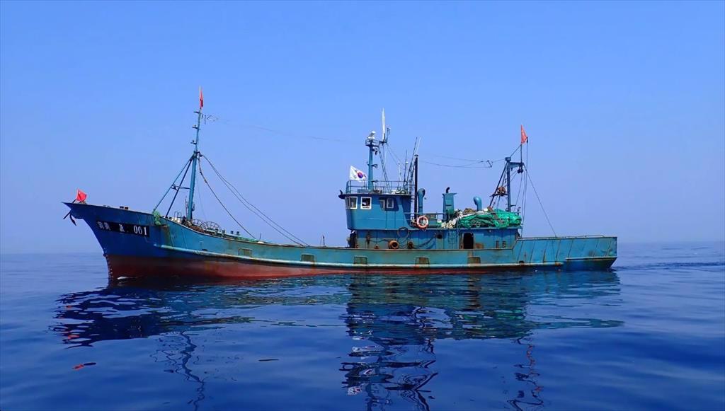 Các cơ quan quản lý của Nga ca ngợi những nỗ lực chung với Trung Quốc nhằm trấn áp hoạt động đánh bắt cá IUU, mặc dù cả hai quốc gia đều được coi là những quốc gia vi phạm hàng đầu.