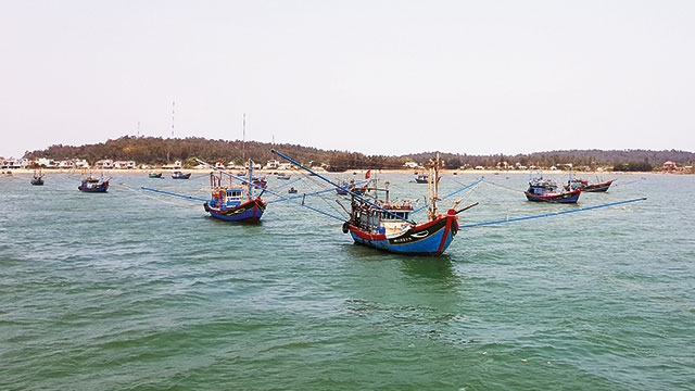Tại tỉnh Quảng Ngãi, ngành chức năng loay hoay, ngư dân lúng túng và chưa hiện thực hóa các quy định liên quan đến lĩnh vực thủy sản. Sự chậm trễ này nguy cơ kéo theo những hệ lụy được báo trước.