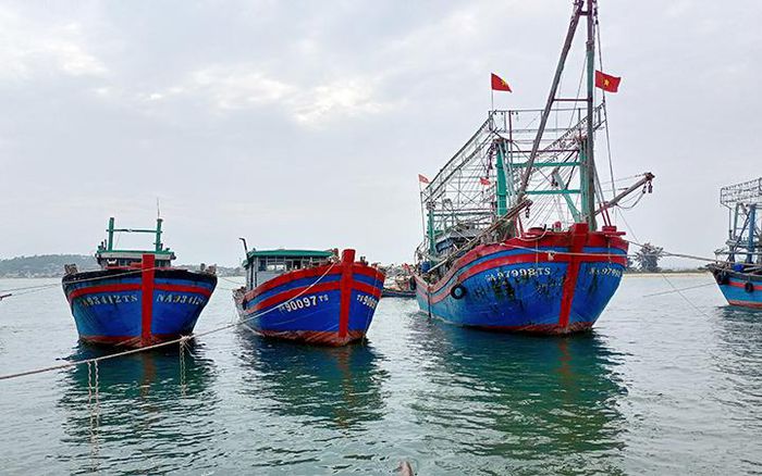 Giá xăng dầu tăng cao, nguồn lợi thủy sản bị suy giảm và tác động của dịch Covid-19 khiến hàng loạt tàu của ngư dân huyện Quỳnh Lưu và thị xã Hoàng Mai (Nghệ An) phải nằm bờ, thậm chí nhiều chủ tàu đã phải bán tàu để trả nợ.