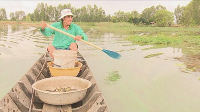  Mùa nước nổi năm nay lên trễ và thấp hơn mọi năm, người dân ở các huyện đầu nguồn sông Tiền phải mất hơn một tháng ròng mới mang ngư cụ đánh bắt thủy sản.