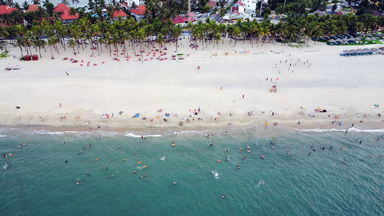Thời gian này, không gian các bãi biển ở Hội An tràn đầy sắc màu đón du khách bước vào mùa lễ hội “Vũ điệu của biển”.