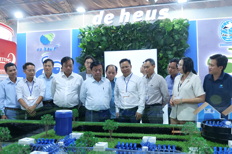 Chiều ngày 21/3/2024, Bộ trưởng Bộ NN&PTNT Lê Minh Hoan đã tới thăm Hội chợ Triển lãm Quốc tế Công nghệ ngành tôm lần thứ năm, năm 2024 (VietShrimp 2024) tại Cà Mau.