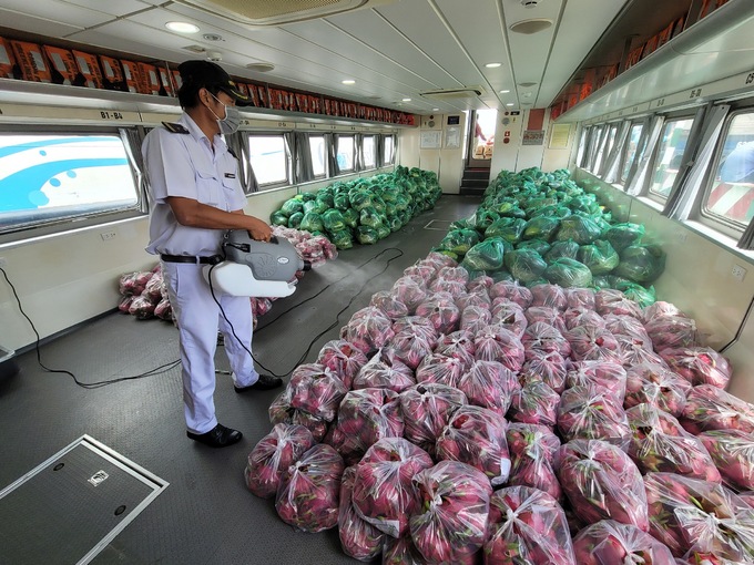 Chuyến hàng đầu tiên, mỗi tàu cao tốc chở 20 tấn gồm rau, bí đỏ, dưa leo, khóm...từ Tiền Giang và cập bến TP HCM lúc 13h hôm nay.