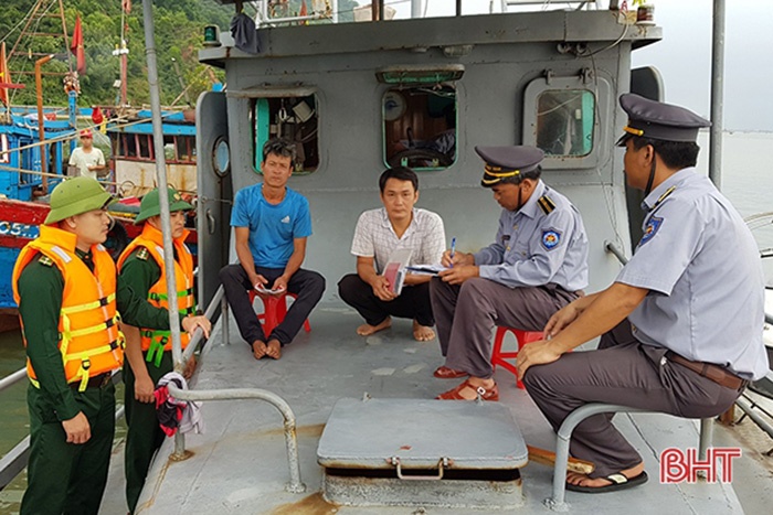 Các địa phương, lực lượng chức năng Hà Tĩnh đang tăng cường công tác kiểm tra, kiểm soát và xử lý nghiêm các tàu cá của Hà Tĩnh không có giấy chứng nhận vệ sinh an toàn thực phẩm (VSATTP) mà vẫn đi khai thác thuỷ sản.