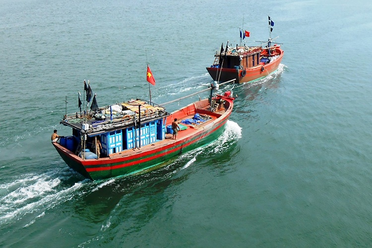 Một tàu cá của ngư dân tỉnh Quảng Bình khi đang đánh bắt trên vùng biển Quảng Trị thì bị một tàu sắt lớn đâm làm tàu chìm. 5 ngư dân trên tàu này rơi xuống biển, 3 ngư dân may mắn được cứu, 2 ngư dân mất tích.