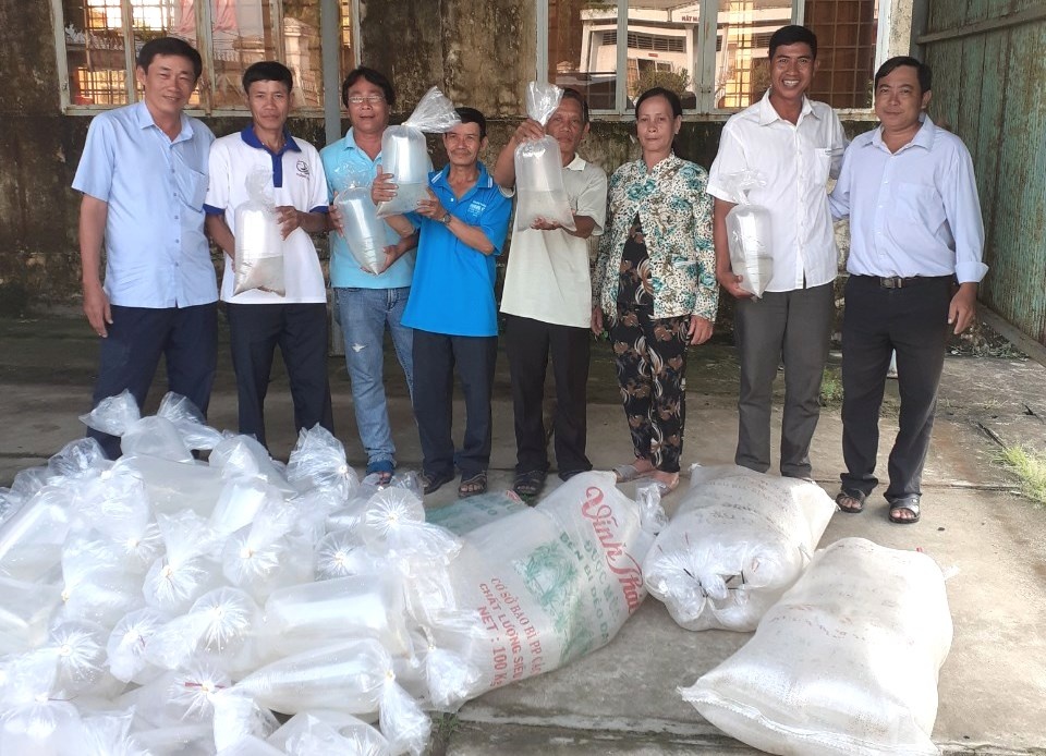 Từ nguồn vốn khuyến nông trung ương, năm 2019, Trung tâm Khuyến nông Trà Vinh đã triển khai thực hiện mô hình nuôi xen canh tôm càng xanh toàn đực – lúa với tại xã Hàm Tân, huyện Trà Cú.