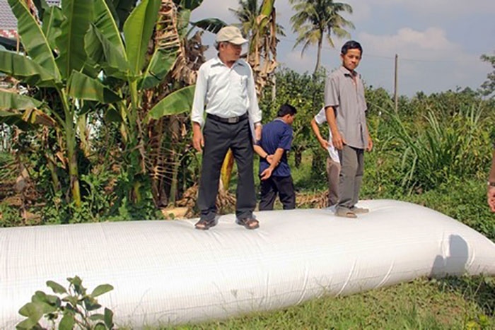 Giải pháp trữ nước ngọt bằng túi nhựa dung tích lớn vừa được trình diễn tại Vĩnh Long đã thu hút được sự quan tâm của nhiều nhà vườn. 